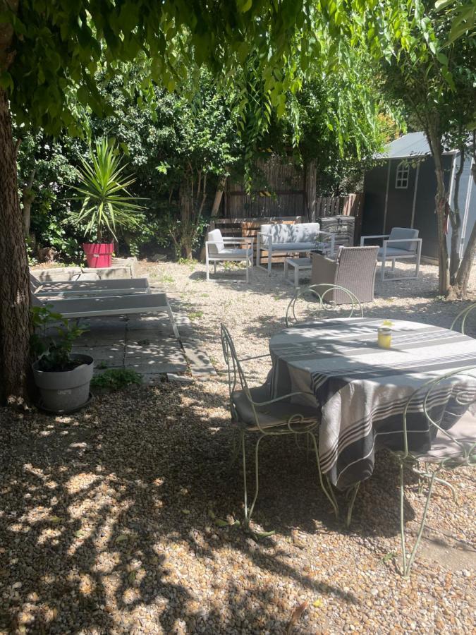 Appartement Avec Jardin En Ville LʼIsle-sur-la-Sorgue Esterno foto