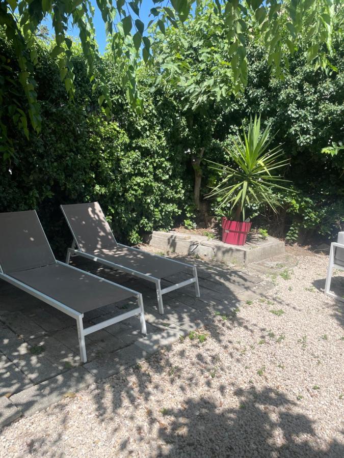Appartement Avec Jardin En Ville LʼIsle-sur-la-Sorgue Esterno foto